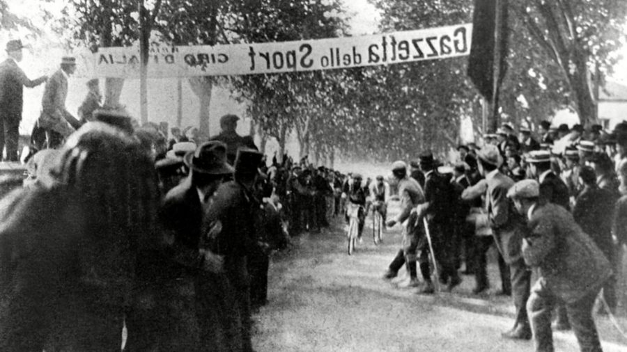 A finish line picture from the first Giro d'Italia in 1909