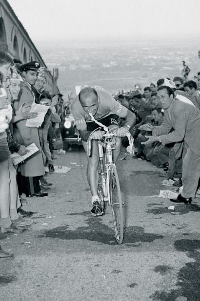 Fiorenzo Magni racing with broken collarbone after his crash during his last Giro d'Italia in 1956