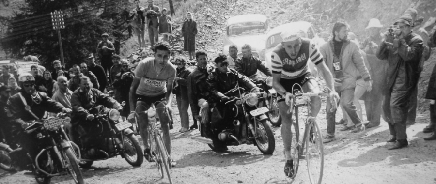 Jacques Anquetil és Federico Bahamontes fighting side by side in the mountains at the Tour de France 1963