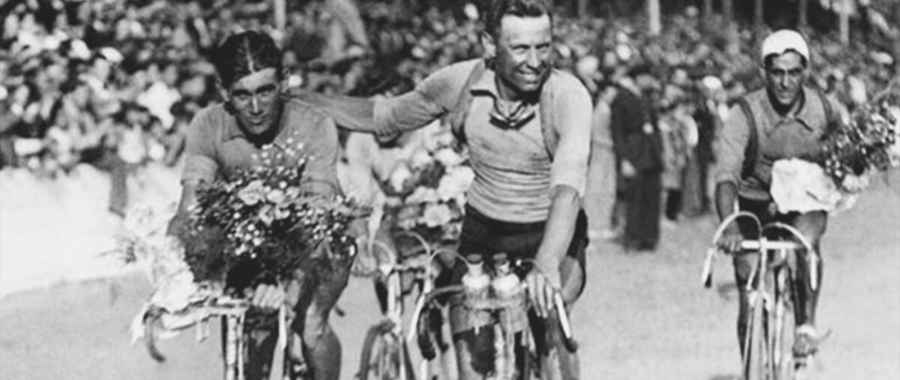 Gustaaf Deloor celebrating his victory alongside his brother Alphonse