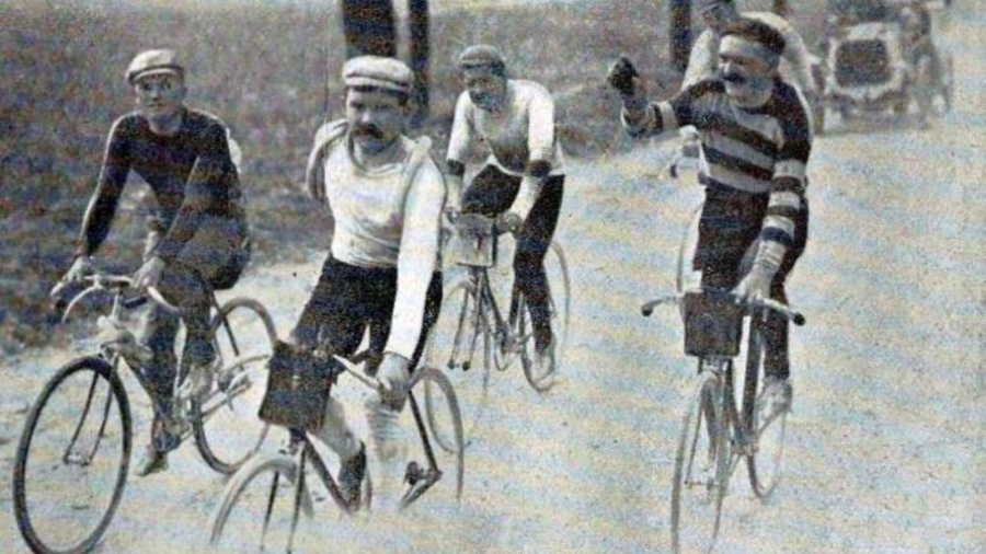 Hippolyte Aucouturier and Louis Toussellier having fun during Tour de France 1905