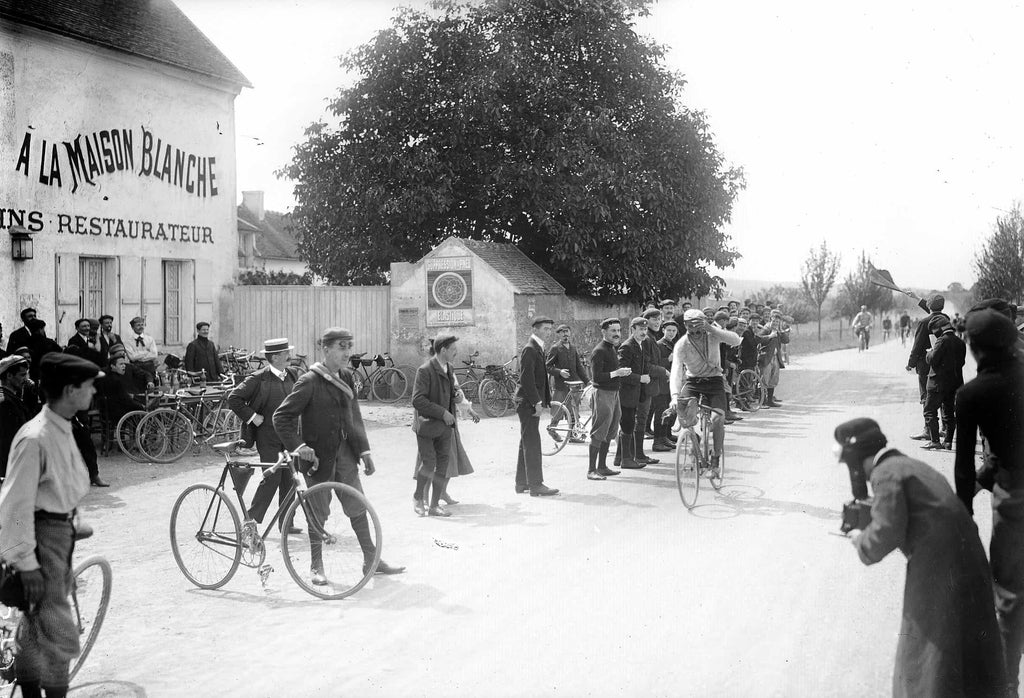 Louis Trousselier arriving at a checkpoint during Tour de France 1905