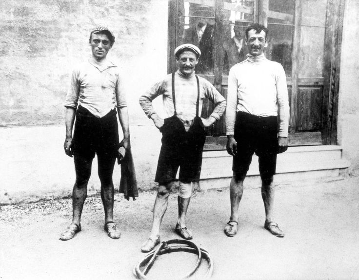 Eberardo Pavesi, Carlo Galetti, and Luigi Ganna posing for a photo at the very first Gro d'Italia in 1909